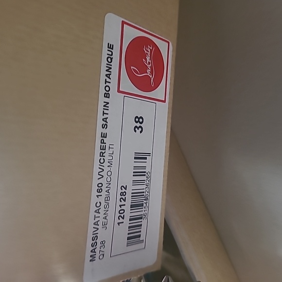 Christian Louboutin - Picture 7 of 9